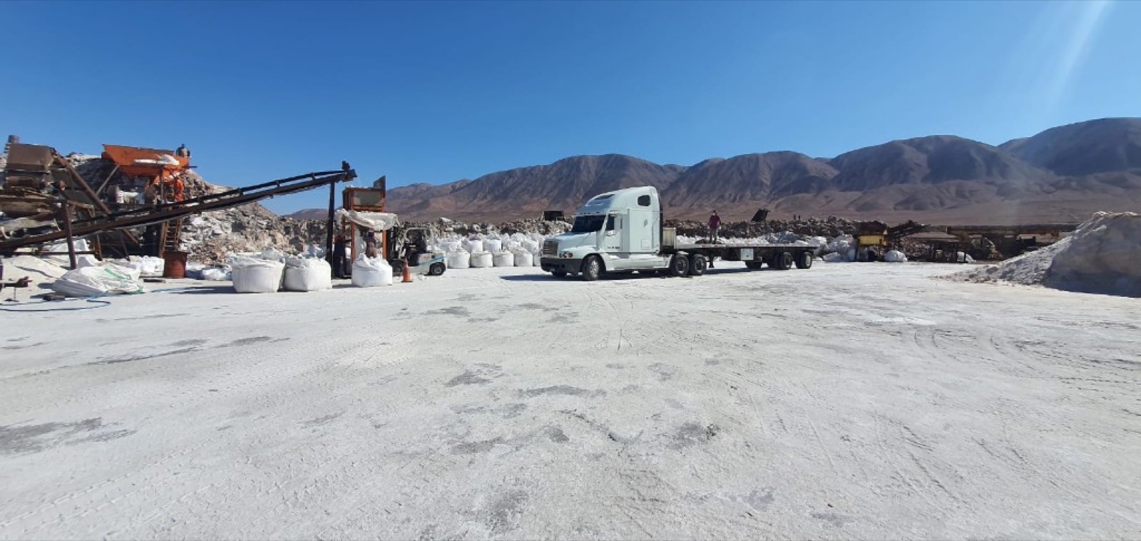 Operación de carga de sal en salar del norte de Chile