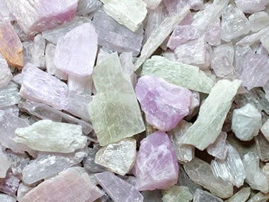 Cristales de mineral de litio en tonos rosados y verdes