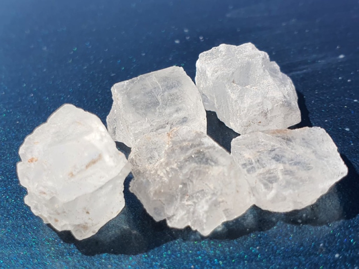 Fragmentos de mineral salino sobre superficie de contraste